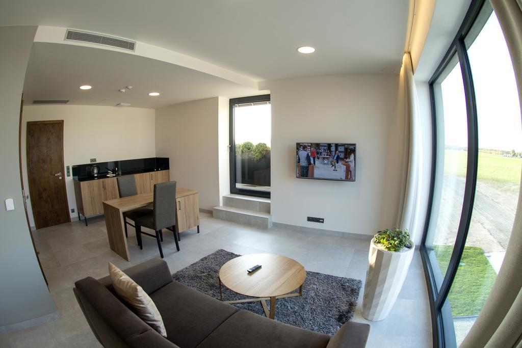 מלאדה בולסלאב Mg Restaurace/Luxury Apartments מראה חיצוני תמונה